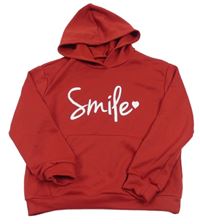 Tmavočervená mikina s nápisem a srdíčkem a kapsou a kapucí