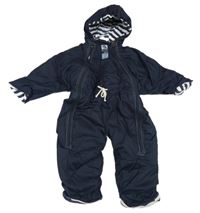 Tmavomodrá šusťáková zimní kombinéza s nášivkou a kapucí 