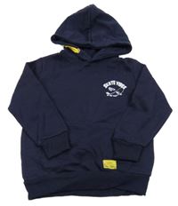 Tmavomodrá mikina se skateboardem a nápisem a kapsou a kapucí TESSENTIALS