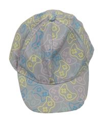 Světlešedá kšiltovka s ovladači