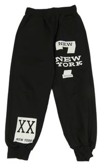 Černé sportovní tepláky s nápisem 