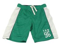 Zeleno-bílé sportovní kraťasy s číslem 
