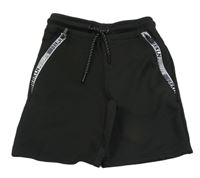 Černo-bílé teplákové kraťasy s nápisy Dopodopo