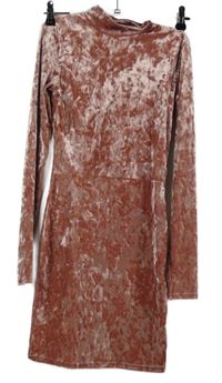 Dámské růžové sametové šaty PrettyLittle Thing