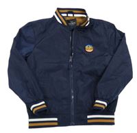 Tmavomodrý šusťákový jarní bomber s nášivkou 