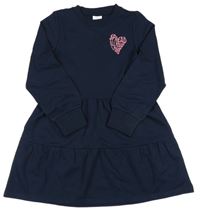 Tmavomodré šaty s nápisem S. Oliver