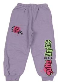 Světlefialové tepláky s graffiti nápisem a bagrem Next