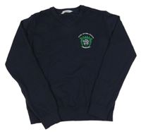 Tmavomodrý svetr s erbem everyday