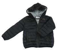 Černá prošívaná šusťáková přechodová bunda s nášivkou a kapucí Reserved