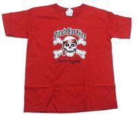 Červené tričko s pirátem a nápisy 