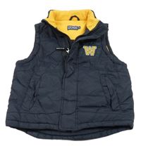 Tmavomodrá šusťáková zateplená vesta s písmenem