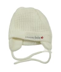 Bílá pletená čepice s nápisem 