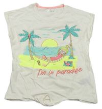 Smetanové tričko s dívkou na pláži