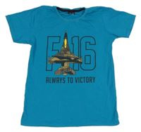 Modré tričko s nápisem a letadlem 