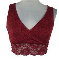 Dámský karmínový krajkový crop top Boohoo 