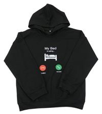 Černá mikina s potiskem a kapucí