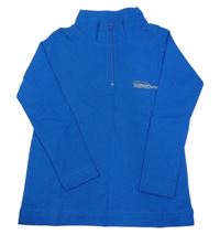 Modré triko s nápisem