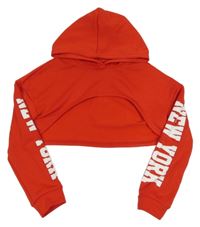 Červená crop mikina s nápisem na rukávech a kapucí