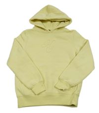 Žlutá mikina s písmenem a kapucí