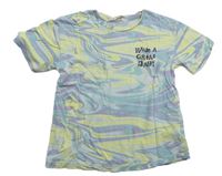 Světlemodro-žluto-fialové vzorované tričko s nápisem H&M