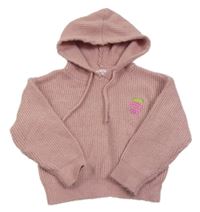 Pudrový žebrovaný pletený crop svetr s jahůdkou a kapucí 