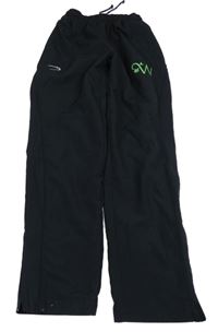 Černé šusťákové sportovní podšité kalhoty s písmenkem squadkit
