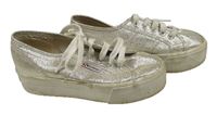 Stříbrné třpytivé botasky na platformě Superga vel. 35