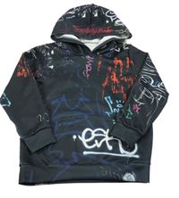 Černo-barevná mikina s grafitti a kapucí 