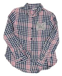 Tmavomodro-bílo-růžová kostkovaná halenka s motýlkem s flitry M&Co