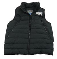 Černá žebrovaná šusťáková zateplená vesta s nápisy George