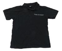 Černé polo tričko s nápisy a žokejem a límečkem JAMES&NICHOLSON