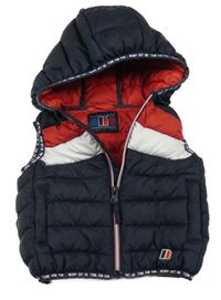 Tmavomodro-červeno-bílá prošívaná šusťáková zateplená vesta s nášivkou a kapucí Next