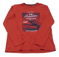 Tmavočervené triko s potiskem a nápisem Sanetta