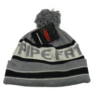 Nové - Šedo-bílo-černá pruhovaná pletená čepice s nápisem a bambulí 