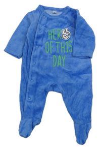 Modrý sametový overal s nápisem 