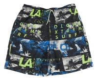 Černo-zelené plážové kraťasy s nápisy C&A