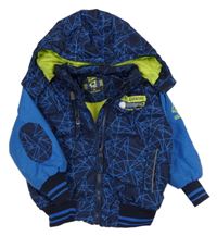 Tmavomodro-modrý vzorovaný prošívaný šusťákový zimní bomber s nápisem a raketou a odepínací kapucí Kiki&Koko