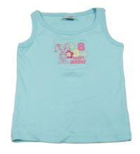 Světlemodrý top s dívkou a číslem