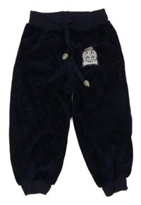 Tmavomodré sametové tepláky s nášivkou