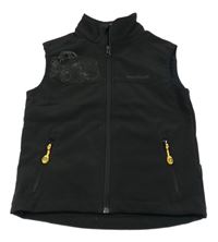 Černá sofhtshellová vesta s nápisem 