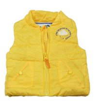 Žlutá šusťáková zateplená vesta s nápisem 