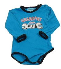 Modré body s nápisem 