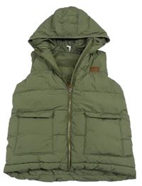 Khaki šusťáková zatepená vesta s  nášivkou a kapucí Yigga