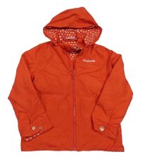 Červená šusťáková jarní bunda s nápisem a motýlkem a odepínací kapucí dopodopo