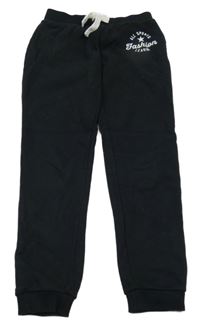 Černé tepláky s nápisem C&A