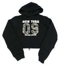 Černá crop mikina s army číslem a kapucí C&A