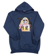 Tmavomodrá mikina s dívkou a číslem a kapucí 