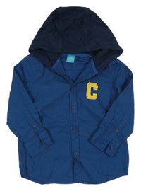 Tmavomodrá košile s písmenem a teplákovou kapucí