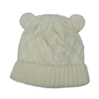 Bílá vzorovaná čepice s oušky 