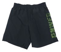 Černé sportovní kraťasy s nápisem Yigga 